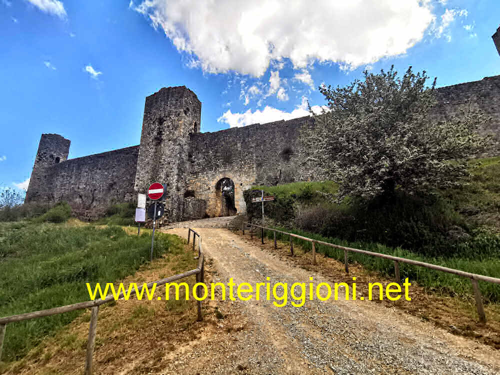 la Via Francigena che entra da Porta San Giovanni a Monteriggioni